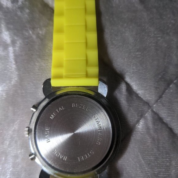 WOMEN\'S YELLOW BEZEL SILICONE YELLOW WATCH (DO NOT COME WITH BATTERIES) main image 8